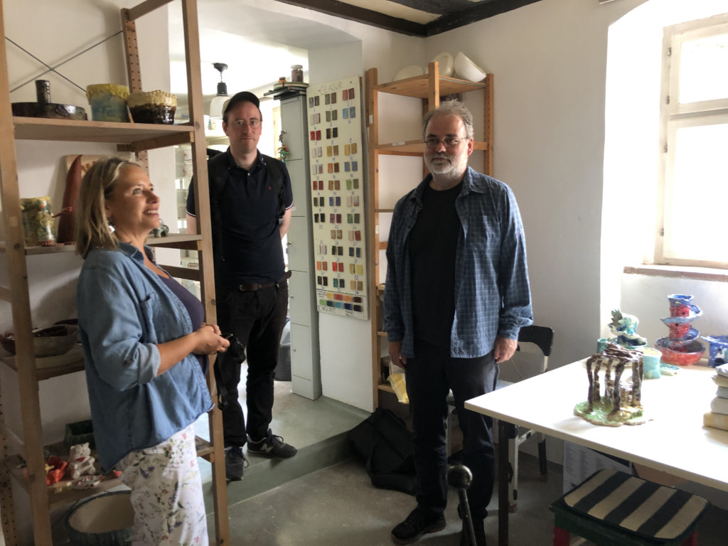 Landtagsabgeordneter Steffen Dittes in der Keramikwerkstatt der Malschule